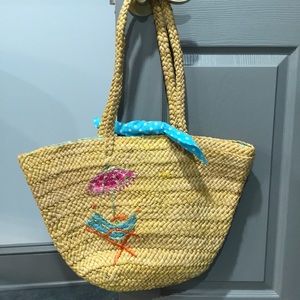 Woven straw beach bag with liner